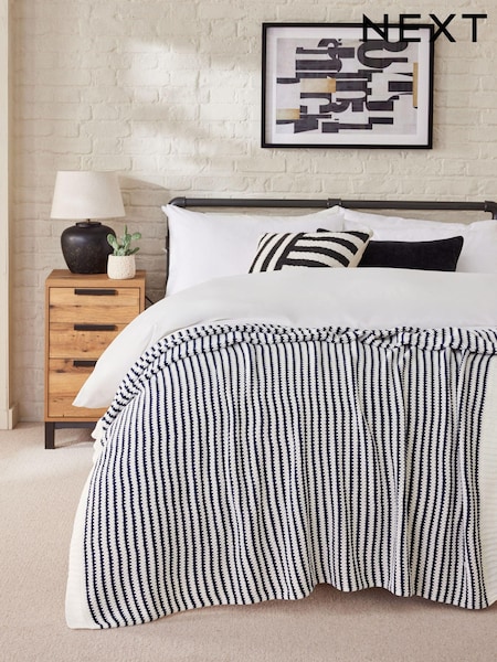 Black/White Iggy Knitted Throw (625401) | €12.50