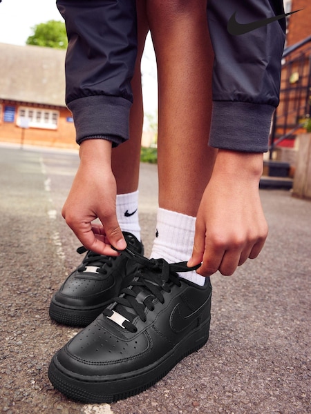črna - Nike Air Force 1 Youth Trainers (678516) | € 92