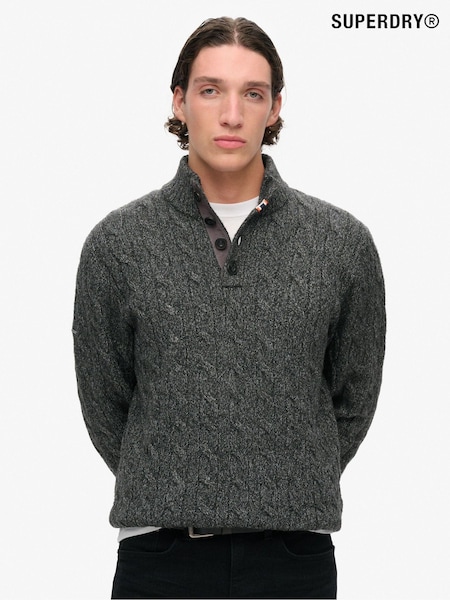 Model negru prespălat - Superdry Cable Guler cu nasturi Pulover (824711) | 350 LEI