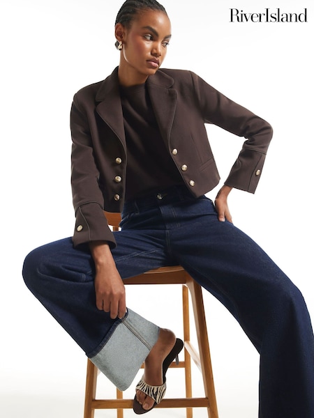 بني - سترة بطراز عسكري بأزرار من River Island