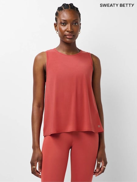 Қызыл - Sweaty Betty Soft Flow Studio кілт тесігі бар майка