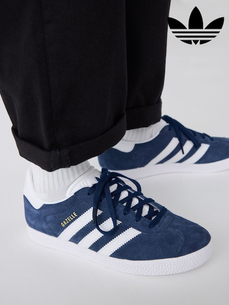 أزرق داكن/أبيض - adidas Originals Junior Gazelle Trainers (902083) | ‏320 د.إ.‏