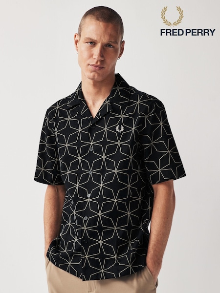 Schwarz - Fred Perry Kurzärmeliges Resort-Hemd mit Geomuster und Reverskragen (933522) | 84 €
