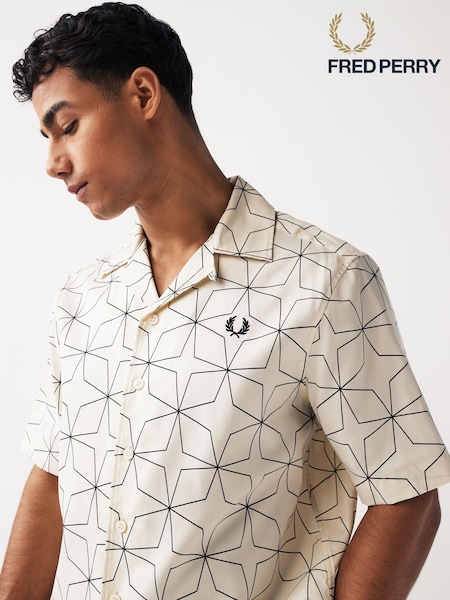 Ecru, Weiß - Fred Perry Kurzärmeliges Resort-Hemd mit Geomuster und Reverskragen (934247) | 84 €