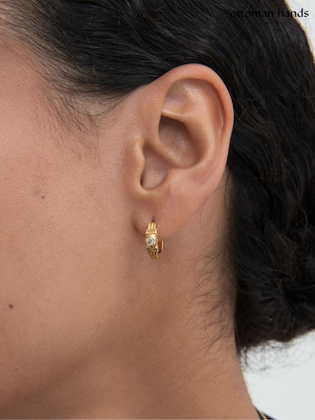 Tono dorado - Ottoman Hands White Topaz Huggie Earrings
