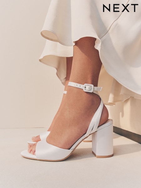 White Forever Comfort® Wedding Round Toe Block Heel Bridal Sandals (AA6891) | R$ 420