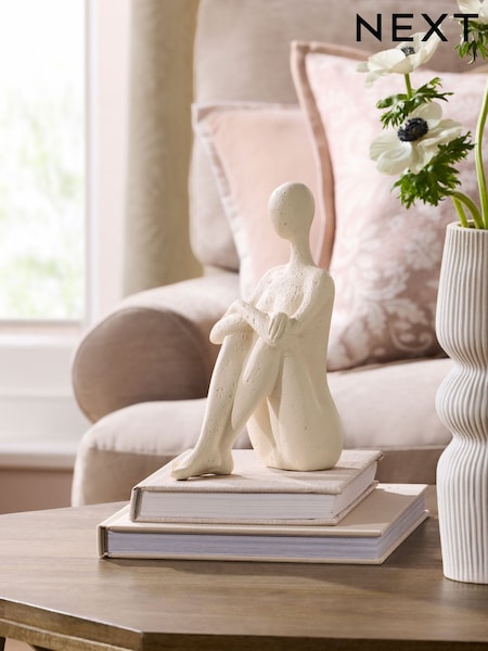 Scandi Sitting Figure Ornament (AC5136) | R$ 175