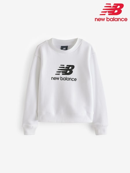 לבן - New Balance Girls Stacked Logo Sweatshirt (AC7701) | ‏201‏₪ - ‏241‏ ₪