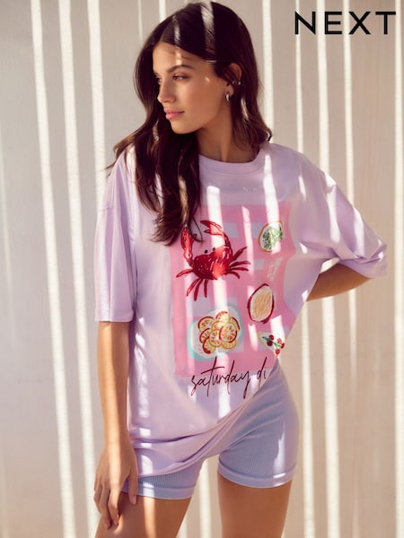 Lila Violetti Coastal Dinner Front Graphic - Relaxed Fit Lyhyt hiha Seam Detail Skater Style 100% Cotton T-paita (AD3639) | €33