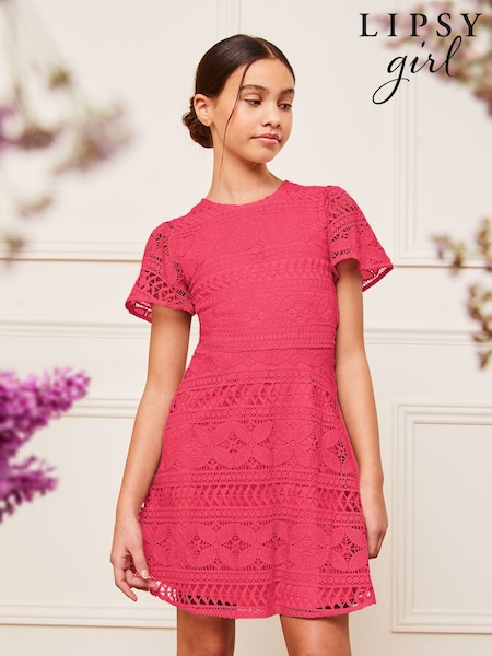 Hotter Vaaleanpunainen - Lipsy Flutter Sleeve Lace Occasion Mekko (5-16v) (AD7797) | €53 - €63