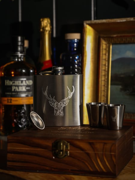 Selbrae House Stag Hip Flask & Cup Set (AG2470) | €40