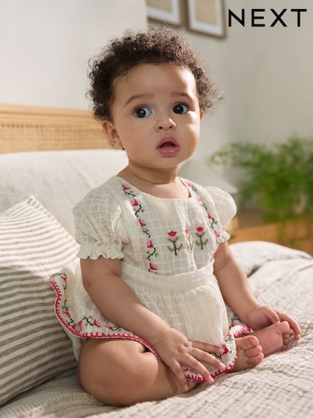 Bordado branco - Baby Woven 100% Cotton Romper (0mths-2yrs) (AG3552) | R$ 175 - R$ 195
