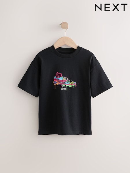 أسود/لامع - حذاء كرة قدم - Relaxed Fit Short Sleeve Graphic Print T-Shirt (3-16yrs) (AG3599) | ‏30 ر.ق. - ‏45 ر.ق.