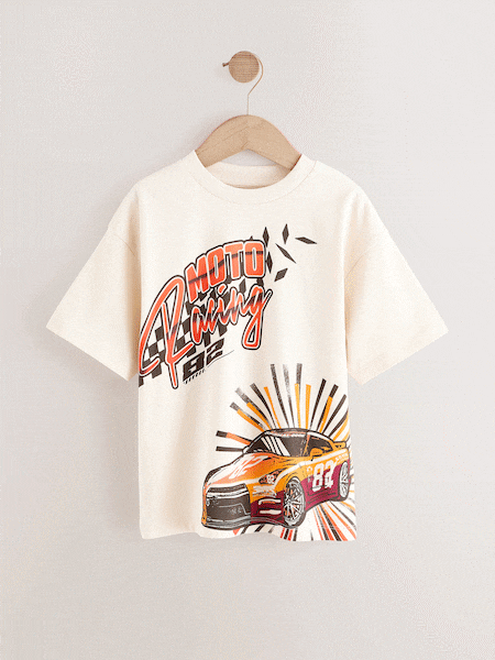 W kolorze szarym kamiennym z wyścigowym nadrukiem z tyłu - Relaxed Fit Short Sleeve Graphic Print T-shirt (3-16yrs) (AG3609) | 45 zł - 60 zł