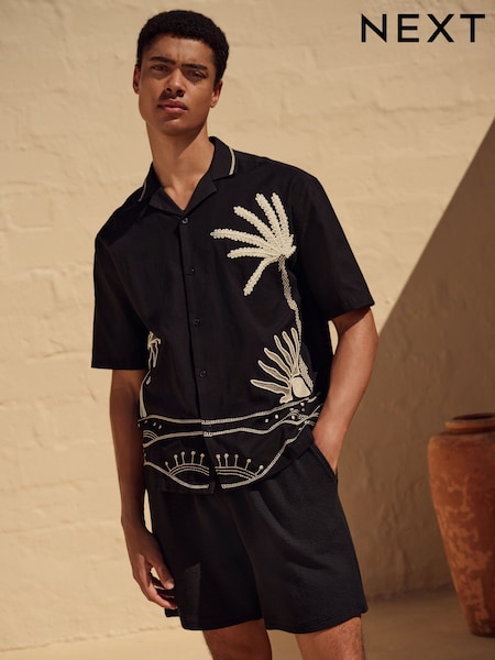 Black Textured Palm Tree Embroidered Short Sleeve Shirt (AH1062) | R$ 365