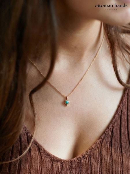 Diciembre en tono dorado - Collar con colgante de piedra natal de manos otomanas