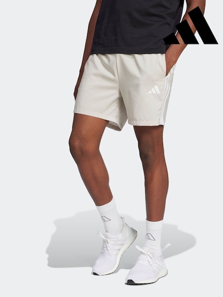 adidas White Essentials 3-Stripes Chelsea Shorts (AH5802) | R$ 225