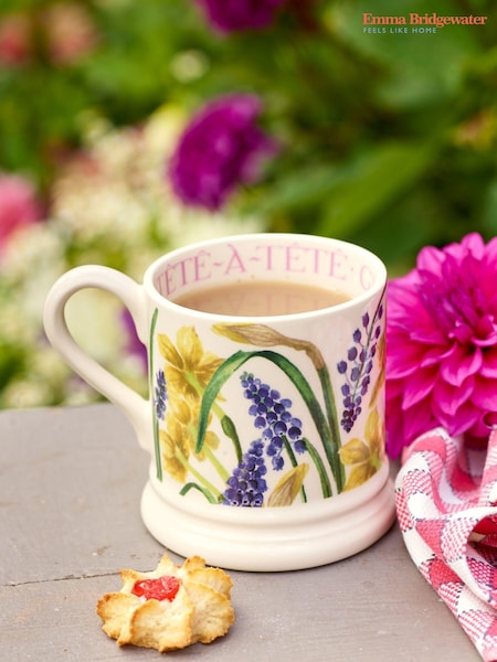 Emma Bridgewater Tete-A-Tete & Grape Hyacinth 1/2 Pint Mug (AJ0179) | €33