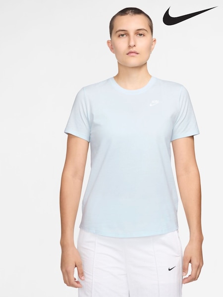 Hellblau gefärbt - Nike Sportswear Club Essentials T-Shirt (AJ1537) | 35 €