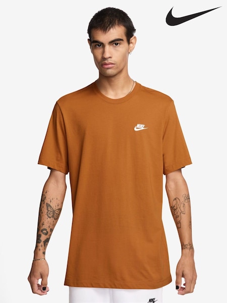 Nike Monarch Brown Club T-Shirt (AJ1819) | €30