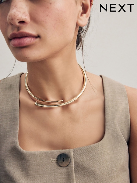 Guld ton - Cross-over Torque Necklace (AJ4336) | kr260