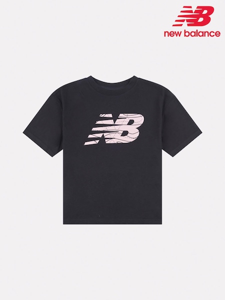 Черный - New Balance Girls 100% Cotton AOP Fill Logo T-Shirt (AJ6423) | €26 - €32