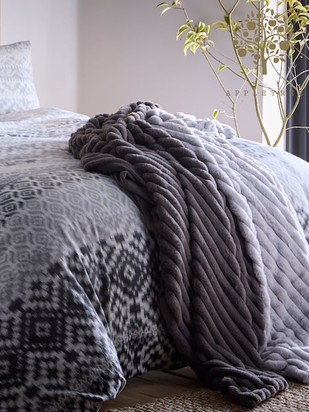 Appletree Morritz Faux Fur Bedspread (AJ9349) | 250 zł
