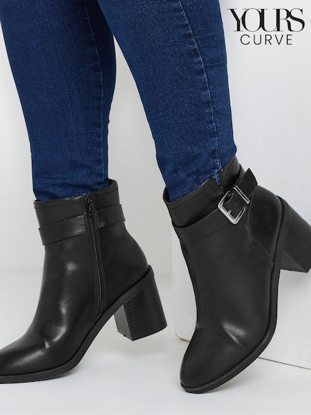 Yours Curve Black Extra Wide Fit Buckle Block Boots (AK4280) | R$ 495