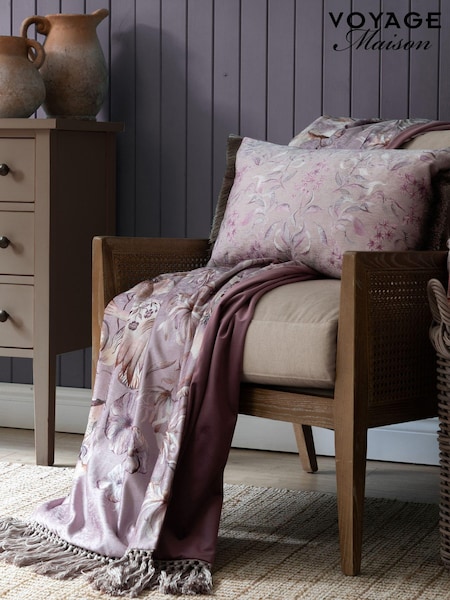 Voyage Maison Denim Elai Floral Ruche Fringed Cushion (AL4775) | R$ 435