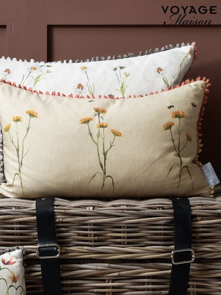 Voyage Maison Linen Allimore Floral Pom-Pom Cushion (AL4781) | R$ 335