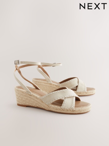 Neutraali - Forever Comfort® Round Toe Cross-Over Espadrilles Wedges (AL5781) | €54