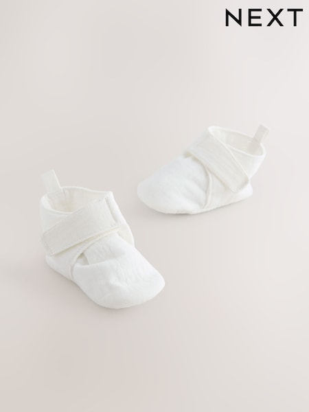 White Muslin Touch Fastening Baby Bootie Shoes (0-2mths) (AL9822) | kr117