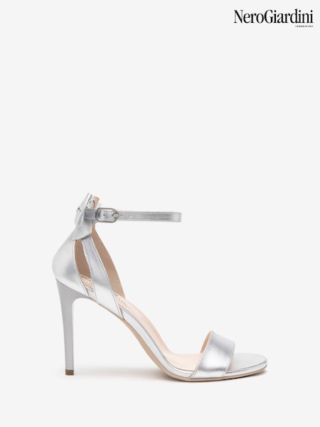 NeroGiardini Silver Leather Single Strap Bow Sandals (AM6888) | R$ 1,775