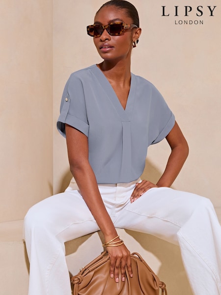 Lipsy Utility V-Neck Short Roll Sleeve Top (AN8268) | R$ 295