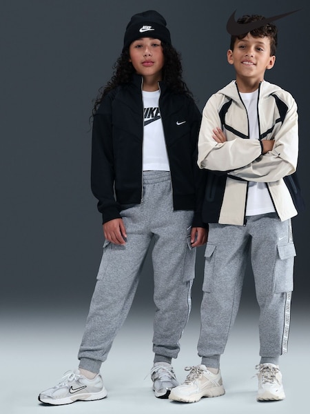 Gri închis Heather - Pantaloni tip cargo Nike Club+ din poliester (AP3622) | 335 LEI