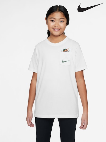 Nike White Pocket Graphic Print T-Shirt (AP3688) | €29
