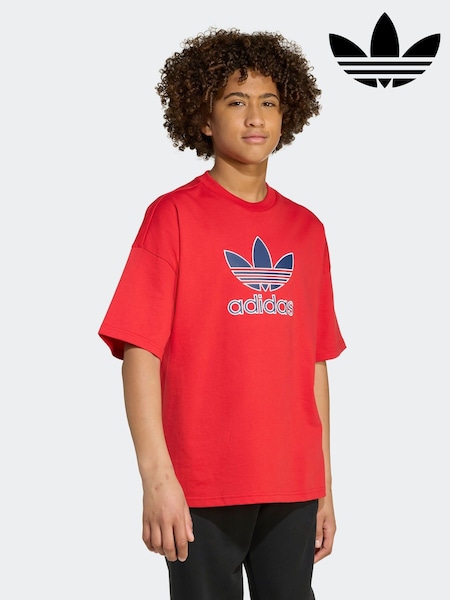 أحمر - adidas Originals Oversize Trefoil T-Shirt (AR8052) | ‏87 د.إ.‏