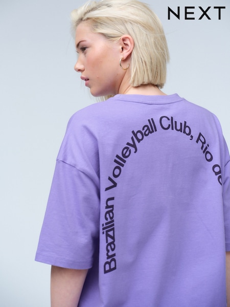 Purple Oversized Relaxed Fit Sporty Graphic Print Short Sleeve Crew Neck T-Shirt (AR8765) | R$ 155
