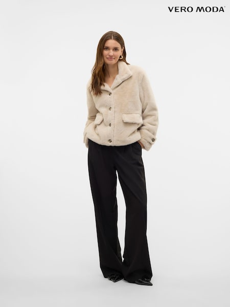 VERO MODA Cream Faux Fur Short Jacket With Pockets (AT7411) | €29