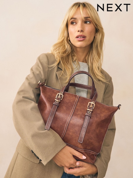 Tan Brown Buckle Hand Held Bag (AU0081) | R$ 295