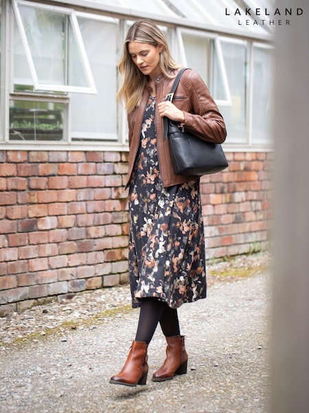Lakeland Clothing Cici Floral Print Midi Black Dress (AU1177) | R$ 545