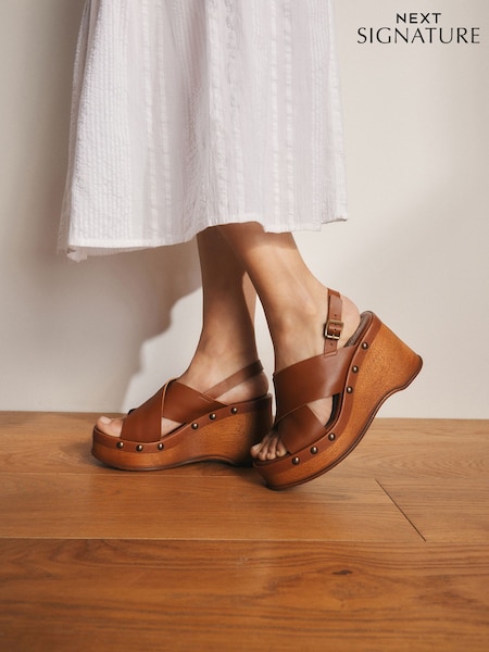 Kellanruskea Ruskea - Signature Premium Leather Cross-Over Stud Detail Slingback Platform Clog Wedges (AV7518) | €96