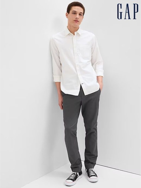 Tummanharmaa - Kape istuvuus - Gap Stretch - Essential Chinot (B28742) | €63