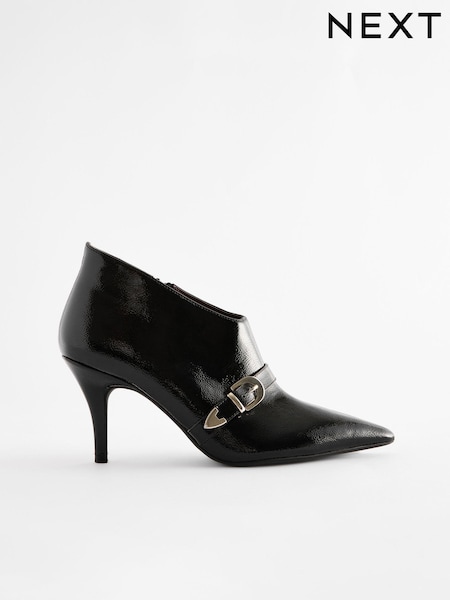 Schwarzes Lackleder - Forever Comfort® Pointed Toe Buckle Detail Heeled Shoe Boots (B35090) | 70 €