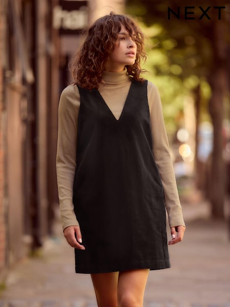 Black Corduroy Pinafore Short Sleeve Mini Dress (B48750) | R$ 260