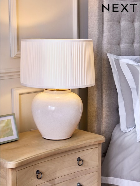 White Beckley Table Lamp (B49229) | €159