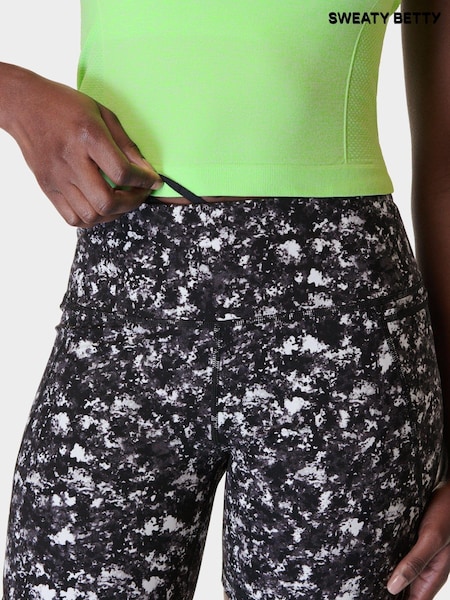 Sweaty Betty Black Electric Texture Print Power 6" Biker Shorts (B58397) | €46