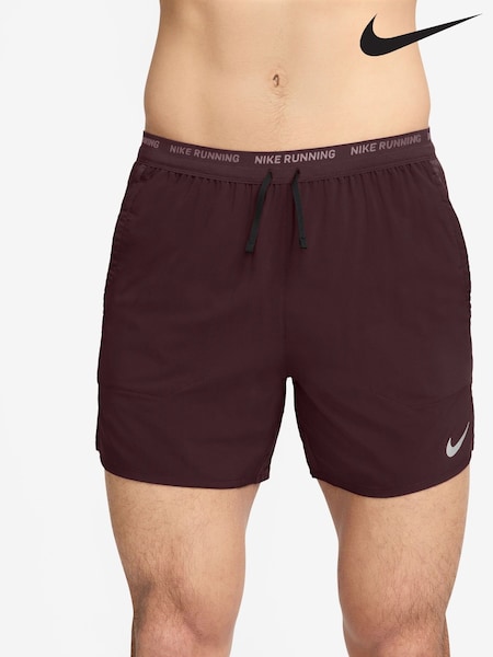 Burgunderroter Schwarm - Nike Dri-fit Stride Laufshorts, 5 Zoll (B95334) | 34 €