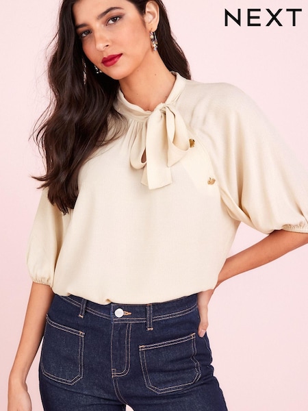 Cream Blumenmuster - Tie Neck Button Short Sleeve Blouse (C25692) | 33 €