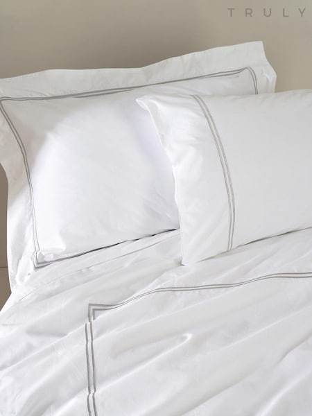 Truly Set of 2 White Satin Stitch Oxford 100% Cotton Pillowcases (C32878) | €40